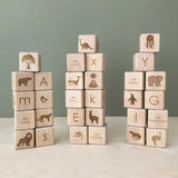 Holzbausteine-ABC-aufeinandergetürmt-Buchstaben-Tiermotive
