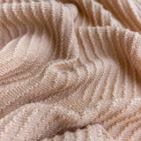 Detailansicht-Hvid-Babydecke-mit-Strickmuster-in-Apricot