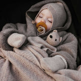 Schlafendes-Baby-mit-Wollanzug-und-Babydecke
