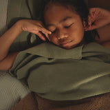 Schlafendes-Maedchen-mit-Decken-aus-Merinowolle-in-Artischoke-und-braun