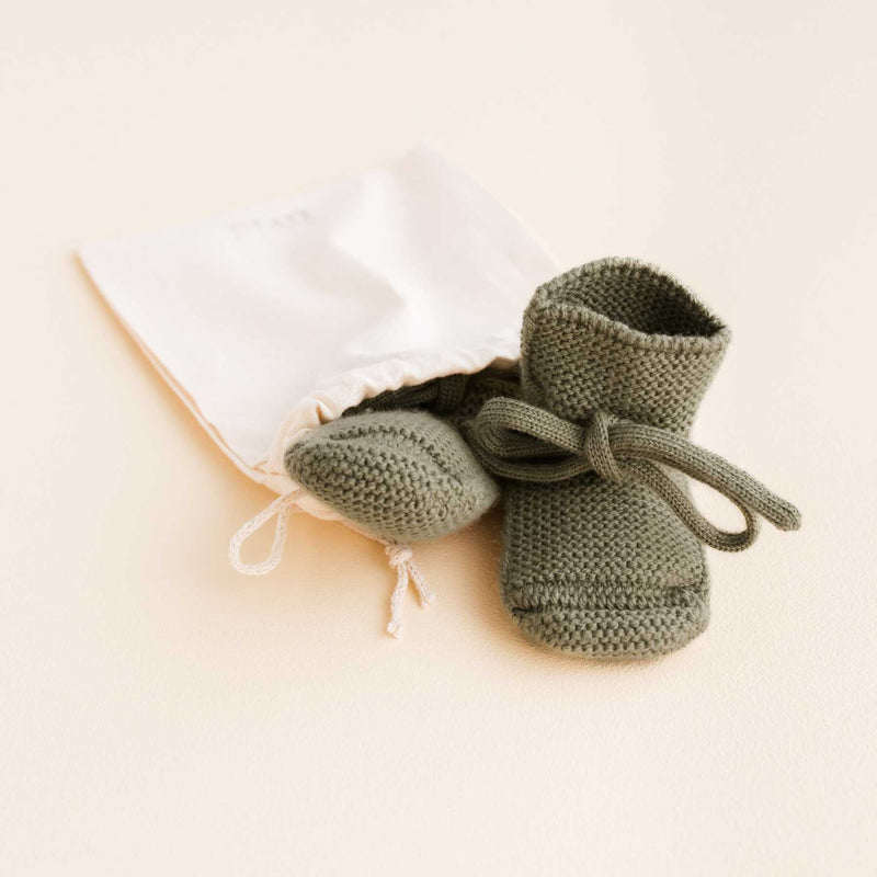 Babyschuechen-aus-Merino-Wolle-in-Farbe-Artichoke-mit-Schnuerbendel