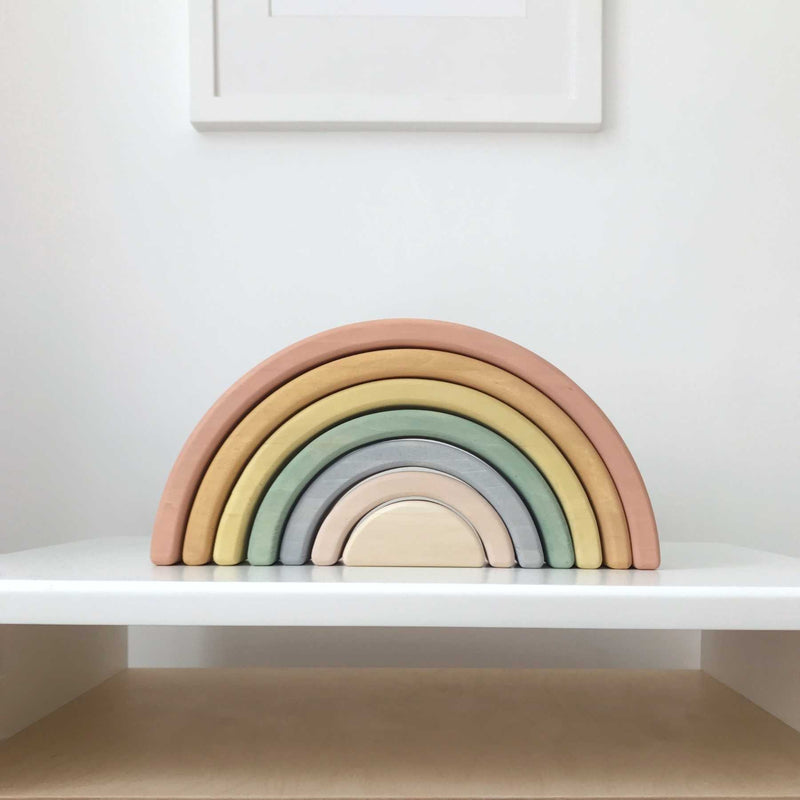 Regenbogen-aus-Holz-in-Pastellfarben